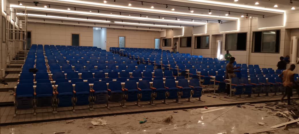 Amphithéatre du groupe scolaire les grains du savoir de djorobité